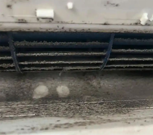 三穗空调吹的风有股烧焦味是怎么回事